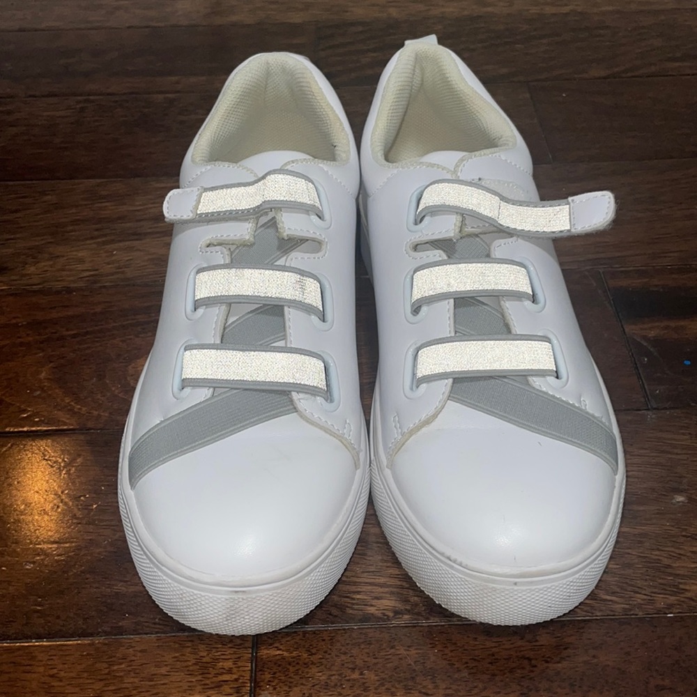 Kids Tennis shoes, European size 37 – US size 5.5